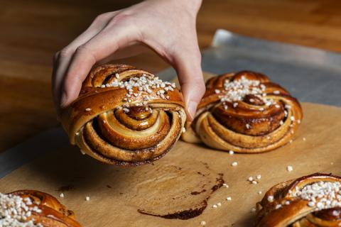 Cinnamon buns on Natural Greaseproof paper from Nordic Paper