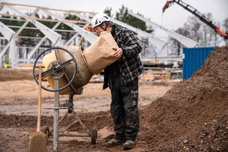 Betongblandare och cementsäck