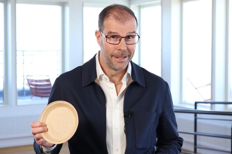 Person holding a paper-made food tray